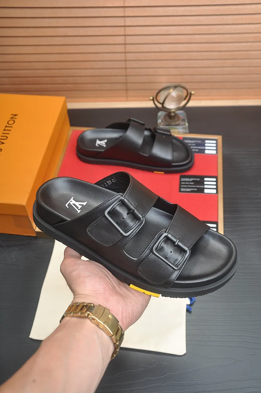 Men's shoes 💰400💶 [Louis Vuitton LV slippers] (high-end cowhide) counter 1:1 fashion style, a must-have for summer! The designer used LV’s iconic outsole. The original simple slippers instantly become fashionable! The upper is made of flexible special cowhide leather straps alternately, and the workmanship is exquisite! A must-have for stylish men in summer, size 38-45 (45 customized)